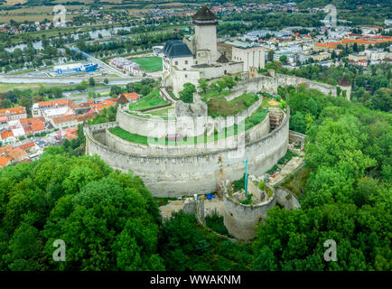 Vue aérienne de l'espace extra-fortifications de Trencin château avec gate tower et de barbican en Slovaquie ciel dramatique Banque D'Images