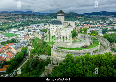 Vue aérienne de l'espace extra-fortifications de Trencin château avec gate tower et de barbican en Slovaquie ciel dramatique Banque D'Images