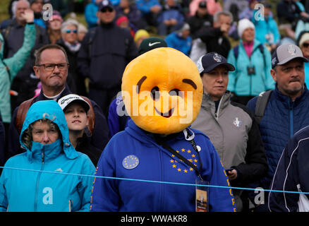 Auchterarder, Ecosse, Royaume-Uni. 14Th Sep 2019. Samedi matin Foresomes correspond à 2019 Solheim Cup sur le cours du Centenaire à Gleneagles. L'équipe de l'Europe ; ventilateur dans la foule. Credit : Iain Masterton/Alamy Live News Banque D'Images