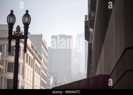 San Francisco, Californie - 17 novembre 2018 : à partir de la fumée du feu de camp dans le Nord de la Californie se remplit le ciel de l'Union Square à San Francisco. Banque D'Images