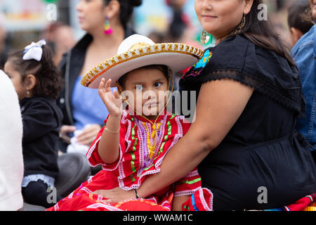 Chicago, Illinois, USA - 8 septembre 2019 - 26th Street Parade de l'indépendance mexicaine, fille sur son bras, portant des vêtements traditionnels avec un som Banque D'Images