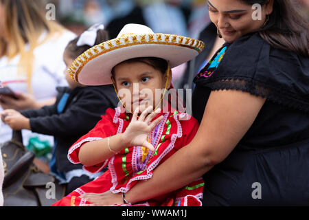 Chicago, Illinois, USA - 8 septembre 2019 - 26th Street Parade de l'indépendance mexicaine, fille sur son bras, portant des vêtements traditionnels avec un som Banque D'Images