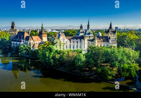 Vue aérienne du château de Vajdahunyad Varosliget dans près de la Place des Héros à Budapest Hongrie Banque D'Images