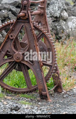 Old rusty l'engrenage de roue sur le côté de la route Banque D'Images