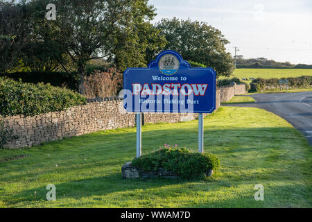 Bienvenue au panneau de rue Padstow sur la route principale Padstow, Cornwall, Angleterre, Royaume-Uni Banque D'Images