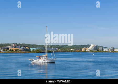 Lac d'eau douce de la baie de Cardiff et Yacht sur un après-midi d'été, dans le sud du Pays de Galles Banque D'Images