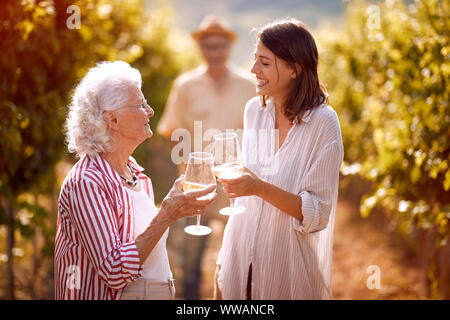 Smiling family in vineyard vin dégustation Banque D'Images