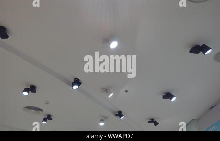 Faux plafond en gypse conception avec les lumières pour un magasin de vêtements à un shopping mall interiors Banque D'Images