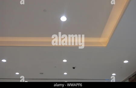 Faux plafond en gypse conception avec les lumières pour un magasin de vêtements à un shopping mall interiors Banque D'Images