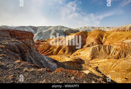 Montagnes jaune dans le parc du désert Altyn Emel au Kazakhstan Banque D'Images