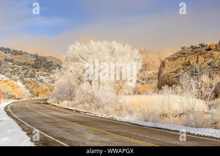 La route 24 dans le Fremont givré Canyon, Capitol Reef National Park, Utah, USA Banque D'Images