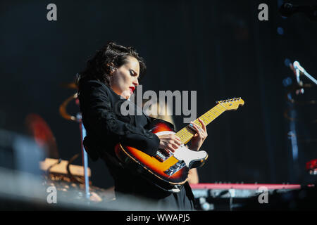 Birmingham, UK. 14Th Sep 2019. Le chanteur et guitariste Anna Calvi apparaît sur scène Banque D'Images