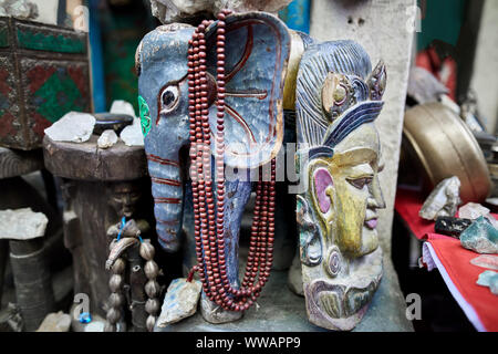 La tradition des masques népalais dans le magasin de quartier de Thamel, Katmandou, Népal Banque D'Images