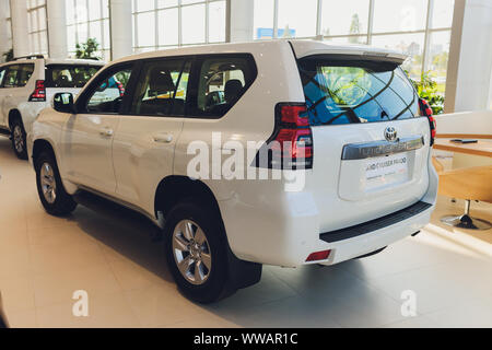 Ufa, Russie, 1 juillet, 2019 : Toyota Prado Cruizer, vue de côté. Photographie d'une voiture moderne sur un parking gratuit Banque D'Images