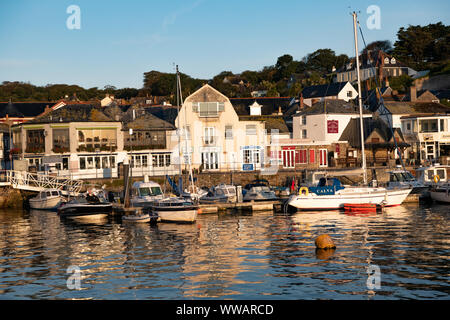 Les bateaux dans le port de Padstow en début de matinée éclaient Padstow, Cornwall, Angleterre, Royaume-Uni Banque D'Images