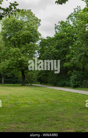 Marcher sur une chaude journée ensoleillée dans le parc Volkspark Friedrichshain à Berlin, aménagement des chemins et pelouses Banque D'Images