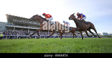 Iridessa monté par Wayne Lordan remporte le "Coolmore Fastnet Rock' Matron Stakes au cours de la première journée du week-end des Champions irlandais Longines à l'hippodrome de Leopardstown, Dublin. Banque D'Images