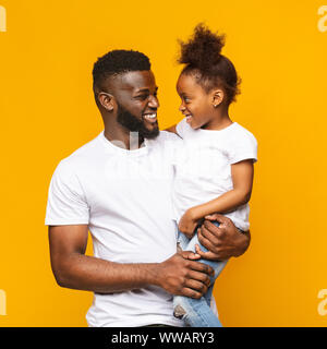 Happy afro Faire place au papa avec son mignon bébé fille Banque D'Images