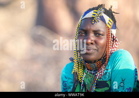 Lake Eyasi, Tanzanie, 12 Septembre 2019 : femme Hadzabe en costume traditionnel dans une nature où elle vit Banque D'Images