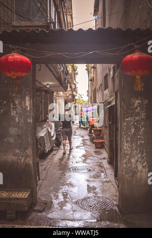 Xian, Chine - Juillet 2019 : homme marchant dans une rue étroite de la vieille ville de Xi'an, province du Shaanxi Banque D'Images