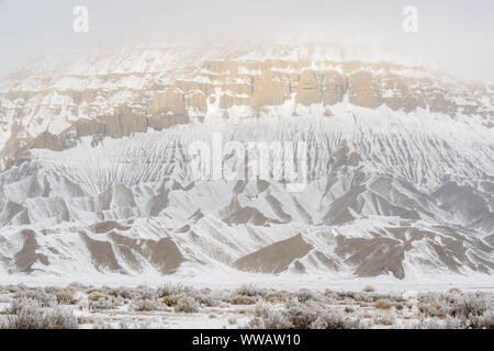 Neige fraîche sur buttes érodées, Caineville, Utah, USA Banque D'Images