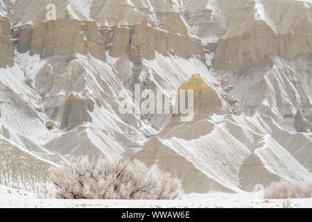 Neige fraîche sur buttes érodées, Caineville, Utah, USA Banque D'Images