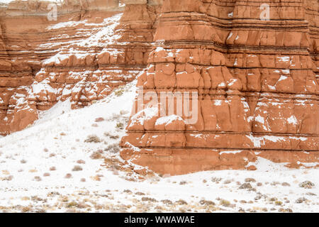 Neige fraîche et grès érodées, Hanksville, Utah, USA Banque D'Images