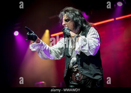 Berlin, Deutschland. 13 Sep, 2019. 13.09.2019, la légende rock Alice Cooper donne un concert de ses 'ol 'Black Eyes est de retour" - Tour 2019 dans la salle omnisports Max-Schmeling-Halle à Berlin. Le vendredi 13 est l'endroit parfait pour une date de bascule de choc show. Utilisation dans le monde entier | Credit : dpa/Alamy Live News Banque D'Images