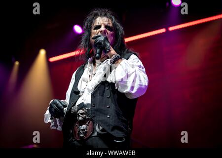 Berlin, Deutschland. 13 Sep, 2019. 13.09.2019, la légende rock Alice Cooper donne un concert de ses 'ol 'Black Eyes est de retour" - Tour 2019 dans la salle omnisports Max-Schmeling-Halle à Berlin. Le vendredi 13 est l'endroit parfait pour une date de bascule de choc show. Utilisation dans le monde entier | Credit : dpa/Alamy Live News Banque D'Images