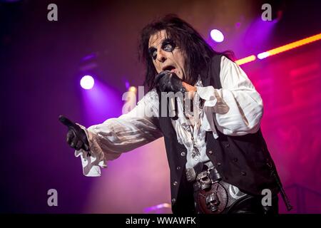 Berlin, Deutschland. 13 Sep, 2019. 13.09.2019, la légende rock Alice Cooper donne un concert de ses 'ol 'Black Eyes est de retour" - Tour 2019 dans la salle omnisports Max-Schmeling-Halle à Berlin. Le vendredi 13 est l'endroit parfait pour une date de bascule de choc show. Utilisation dans le monde entier | Credit : dpa/Alamy Live News Banque D'Images