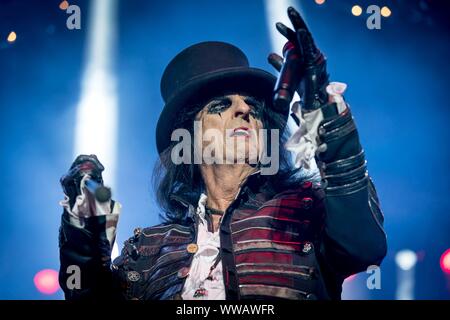 Berlin, Deutschland. 13 Sep, 2019. 13.09.2019, la légende rock Alice Cooper donne un concert de ses 'ol 'Black Eyes est de retour" - Tour 2019 dans la salle omnisports Max-Schmeling-Halle à Berlin. Le vendredi 13 est l'endroit parfait pour une date de bascule de choc show. Utilisation dans le monde entier | Credit : dpa/Alamy Live News Banque D'Images