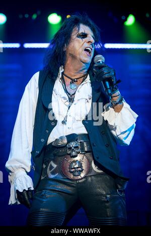 Berlin, Deutschland. 13 Sep, 2019. 13.09.2019, la légende rock Alice Cooper donne un concert de ses 'ol 'Black Eyes est de retour" - Tour 2019 dans la salle omnisports Max-Schmeling-Halle à Berlin. Le vendredi 13 est l'endroit parfait pour une date de bascule de choc show. Utilisation dans le monde entier | Credit : dpa/Alamy Live News Banque D'Images