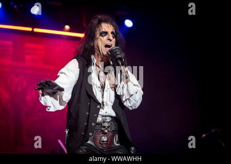 Berlin, Deutschland. 13 Sep, 2019. 13.09.2019, la légende rock Alice Cooper donne un concert de ses 'ol 'Black Eyes est de retour" - Tour 2019 dans la salle omnisports Max-Schmeling-Halle à Berlin. Le vendredi 13 est l'endroit parfait pour une date de bascule de choc show. Utilisation dans le monde entier | Credit : dpa/Alamy Live News Banque D'Images