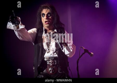 Berlin, Deutschland. 13 Sep, 2019. 13.09.2019, la légende rock Alice Cooper donne un concert de ses 'ol 'Black Eyes est de retour" - Tour 2019 dans la salle omnisports Max-Schmeling-Halle à Berlin. Le vendredi 13 est l'endroit parfait pour une date de bascule de choc show. Utilisation dans le monde entier | Credit : dpa/Alamy Live News Banque D'Images