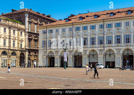 Piazza San Carlo une élégante place de la ville à Turin, entourée d'arches et de portiques et de boutiques haut de gamme à Turin, Italie Banque D'Images