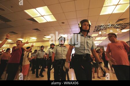 Hong Kong, Chine. 14Th Sep 2019. Saluer les résidents de la police à l'Amoy Plaza à Hong Kong, Chine du sud, le 14 septembre 2019. Pour aller avec les résidents de Hong Kong 'appui vocal pour la police, l'unité nationale' Credit : Lu Ye/Xinhua/Alamy Live News Banque D'Images