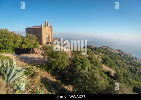 Une chapelle près de l'abbaye de Montserrat, prises sur une journée d'hiver ensoleillée, Marganell, Espagne Banque D'Images