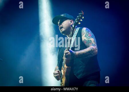 Berlin, Deutschland. 13 Sep, 2019. 13.09.2019, l'US-American Rock Band Black Stone Cherry, ici guitariste et chanteur Chris Robertson, donne une loi de soutien comme un soutien à la loi sur la salle omnisports Max-Schmeling-Halle à Berlin. Le groupe va rejoindre l 'ol 'Black Eyes est de retour' Tour d'Alice Cooper en 2019. Utilisation dans le monde entier | Credit : dpa/Alamy Live News Banque D'Images