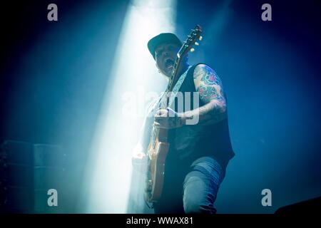 Berlin, Deutschland. 13 Sep, 2019. 13.09.2019, l'US-American Rock Band Black Stone Cherry, ici guitariste et chanteur Chris Robertson, donne une loi de soutien comme un soutien à la loi sur la salle omnisports Max-Schmeling-Halle à Berlin. Le groupe va rejoindre l 'ol 'Black Eyes est de retour' Tour d'Alice Cooper en 2019. Utilisation dans le monde entier | Credit : dpa/Alamy Live News Banque D'Images