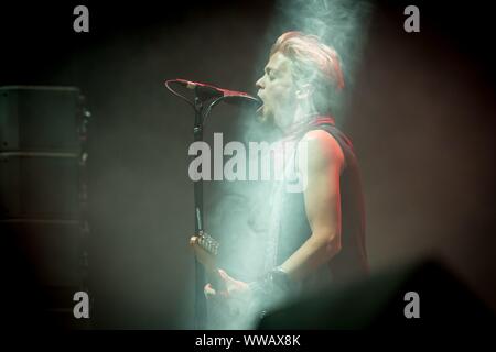 Berlin, Deutschland. 13 Sep, 2019. 13.09.2019, l'US-American Rock Band Black Stone Cherry, ici guitariste et chanteur Ben Wells, donne une loi de soutien comme un soutien à la loi sur la salle omnisports Max-Schmeling-Halle à Berlin. Le groupe va rejoindre l 'ol 'Black Eyes est de retour' Tour d'Alice Cooper en 2019. Utilisation dans le monde entier | Credit : dpa/Alamy Live News Banque D'Images