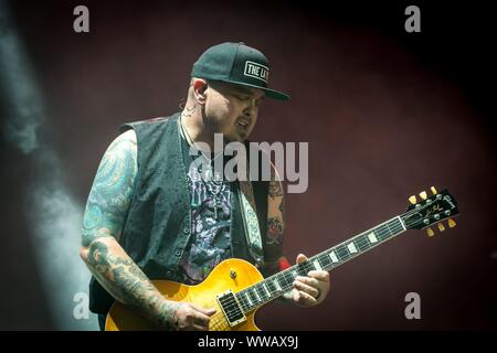 Berlin, Deutschland. 13 Sep, 2019. 13.09.2019, l'US-American Rock Band Black Stone Cherry, ici guitariste et chanteur Chris Robertson, donne une loi de soutien comme un soutien à la loi sur la salle omnisports Max-Schmeling-Halle à Berlin. Le groupe va rejoindre l 'ol 'Black Eyes est de retour' Tour d'Alice Cooper en 2019. Utilisation dans le monde entier | Credit : dpa/Alamy Live News Banque D'Images