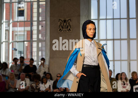 Un modèle sur le podium à la toge Printemps/Été 2020 show dans le cadre de la Semaine de la mode de Londres. Le défilé s'est tenu à RIBA, Londres. Crédit photo doit se lire : Katie Collins/PA Banque D'Images