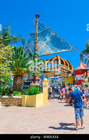 Les gens de la file d'attente, l'entrée au parc aquatique de PortAventura Banque D'Images