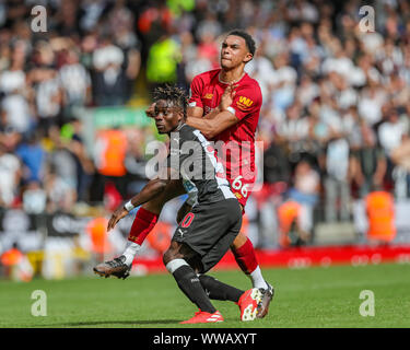 14 SEPTEMBRE 2019 , Anfield, Liverpool, Angleterre, Premier League, Liverpool vs Newcastle United ; Christian Atsu (30) de Newcastle United détient au large de Alexander-Arnold Trent (66) de Liverpool Crédit : Mark Cosgrove/News Images football Premier League/EFL images sont soumis à licence DataCo Banque D'Images