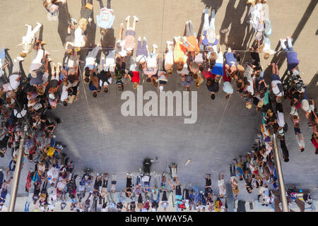 Les gens se reflétant dans le plafond de "L'Ombrière", une œuvre de Norman Foster, Le Vieux Port, Marseille, Bouches-du-Rhône, PACA, France Banque D'Images