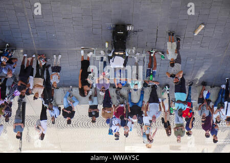 Les gens se reflétant dans le plafond de "L'Ombrière", une œuvre de Norman Foster, Le Vieux Port, Marseille, Bouches-du-Rhône, PACA, France Banque D'Images