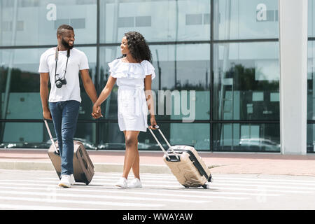 Happy black génération y sortir de l'aéroport avec une assurance Banque D'Images