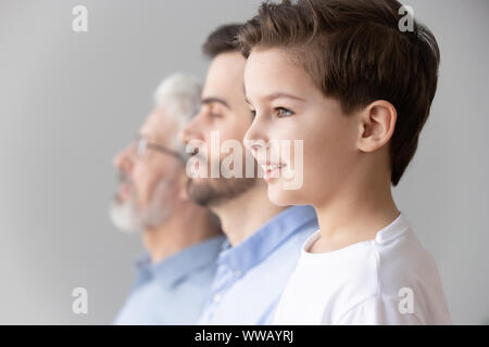 Garçon enfant stand petit-fils dans la rangée avec un père et un grand-père Banque D'Images