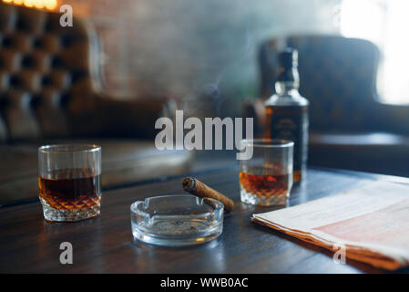 Whisky et cigare, sur table en bois au bureau rétro Banque D'Images
