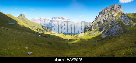 Vue magnifique sur les Dolomites - Sur le fond de la vue montagnes Sella avec Sass Pordoi et Soél (Italie). En premier plan la téléférique arrivée de C Banque D'Images